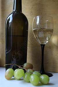葡萄酒标签酒瓶和酒杯 还有白葡萄和葡萄 在木制背景上标签派对奢华工作室酒厂液体玻璃用餐藤蔓软木背景