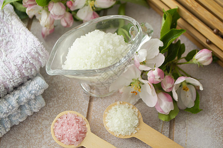含沙库拉白浴盐 木勺上的粉色和白盐 温泉概念图片