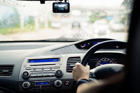 雨季安全驾驶 速度控制和安全距离接下雨日安全驾驶汽车路线通勤者男性司机车轮汽油旅行运输公路图片