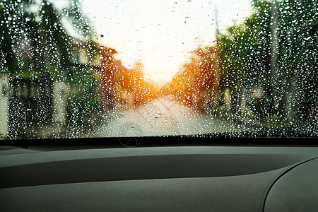 超慢运动中的雨滴雨天的汽车玻璃上下着贫乏的视力雨旅行水滴窗户交通车辆镜子速度屏幕街道挡风玻璃背景