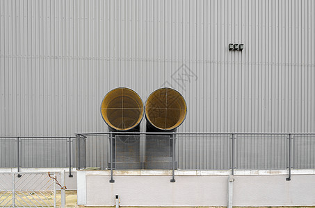 2个通风漏斗 在一栋金属层楼外排气呼吸道格栅发泄进口工厂控制植物气候管道图片