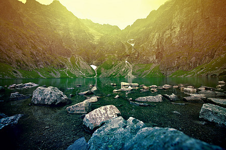 山上湖面日落森林液体蓝色顶峰高山旅行娱乐木头首脑太阳图片