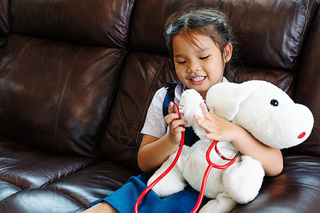 小女孩笑着 还用听诊器扮演医生婴儿考试检查治疗童年职业护士病人工作药品图片