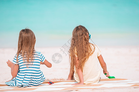小玩具两个孩子在热带沙滩做沙城堡 玩得开心童年海滩海岸线假期女孩喜悦情调床垫沙堡支撑背景