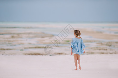 快乐女孩在沙滩上享受暑假幸福异国热带旅游地平线游客情感海洋孩子海岸图片