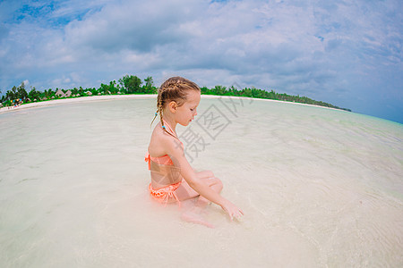 快乐女孩在沙滩上享受暑假游客情调热带乐趣假期情感海滩孩子旅行海岸线背景图片