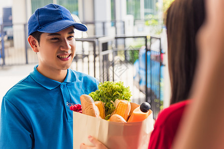 送货员做杂货 向女顾客提供新鲜食品食物面包运输导游蔬菜送货水果男性杂货店市场图片