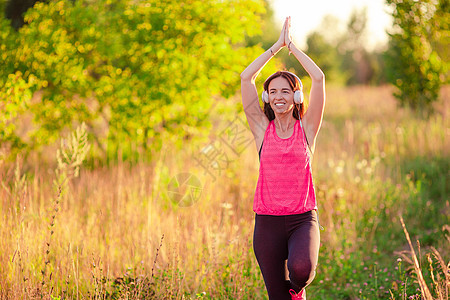微笑的年轻女子在户外锻炼运动赛跑者短跑享受护理运动员女士女孩运动装活力跑步图片