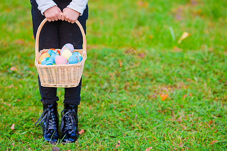 关紧的篮子 充满了儿童手中的丰富多彩的复活节鸡蛋孩子植物假期节日喜悦花园女孩打猎活动季节图片