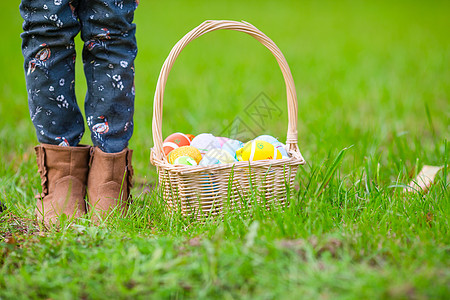 关紧的篮子 充满了儿童手中的丰富多彩的复活节鸡蛋打猎庆典假期孩子节日乐趣童年活动草地家庭图片