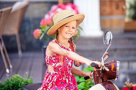 穿着帽子的可爱小女孩 在脚踏车室露天幸福喜悦礼物驾驶街道女孩起动机假期享受城市图片