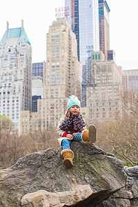 美州纽约市中央公园可爱的小女孩 美国纽约市季节幸福公园童年帽子喜悦城市微笑石头薄荷图片