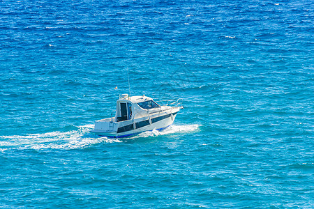 在海上航行 在蓝水上静悄悄游轮木头蓝色波浪巡航风景海洋热带旅行栏杆发动机背景图片