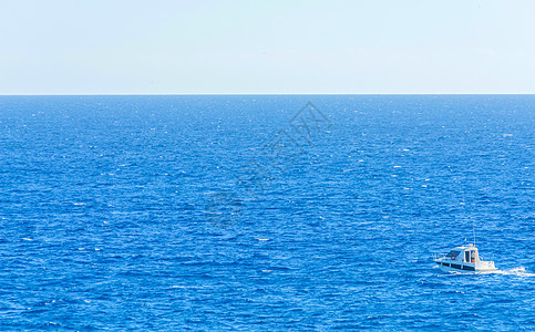 在海上航行 在蓝水上静悄悄游轮地平线船体栏杆热带荒野旅游帆船场景血管发动机背景图片