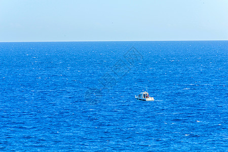 在海上航行 在蓝水上静悄悄游轮热带旅行荒野船体巡航木头血管蓝色海景波浪背景图片