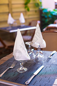 户外咖啡厅的餐桌布置 风景完美用餐午餐紫色玻璃餐巾桌子餐具旅游扶手椅酒吧图片