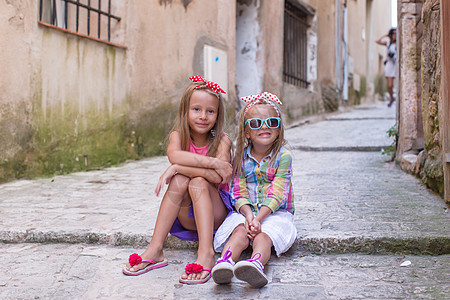 欧洲城市露户的可爱小女孩Europe City幸福旅游姐姐建筑学婴儿女孩享受女性闲暇旅行图片