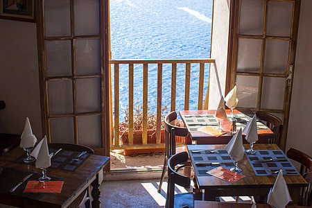 户外咖啡厅的餐桌布置 风景完美城市酒吧食物露台午餐阳台餐具餐厅紫色玻璃图片