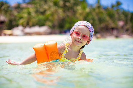 可爱的小女孩在清海游泳晴天女性微笑异国热带情调海景幸福假期孩子图片