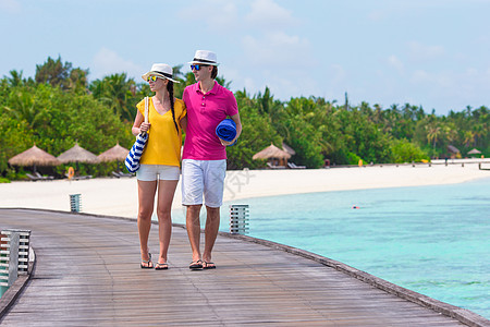 在热带沙滩码头的夫妇 前往马尔代夫海滩上的海滨图片