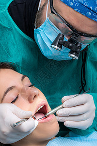 牙医在牙齿上做手术图片