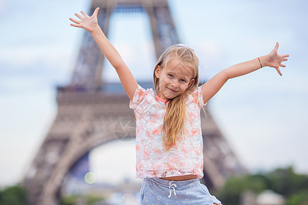 巴黎背景的可爱小女孩 在暑假期间埃菲尔塔上放暑假女性旅行喜悦游客城市婴儿女孩街道地标孩子图片