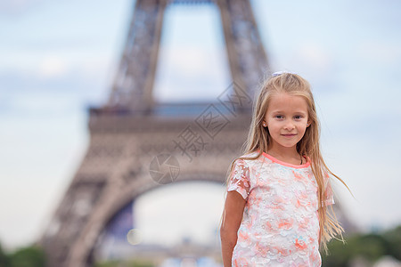 巴黎背景的可爱小女孩 在暑假期间埃菲尔塔上放暑假女性女儿女孩地标浪漫婴儿旅游旅行城市生活图片