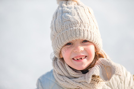 可爱的小女孩在寒冬雪天去户外滑冰假期爱好运动季节孩子们活动喜悦孩子枞树女性图片