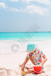 暑假期间海滩上可爱小女孩的肖像 在沙滩上蓝色快乐童年享受海洋公共汽车乐趣女孩海景异国图片