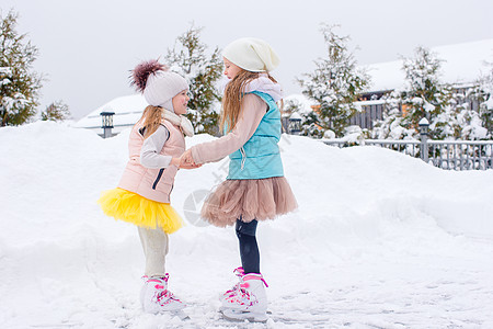 冬季雪日 适女女孩在寒冷的冰场露天溜冰数字套装溜冰者孩子速度婴儿微笑童年运动幸福图片