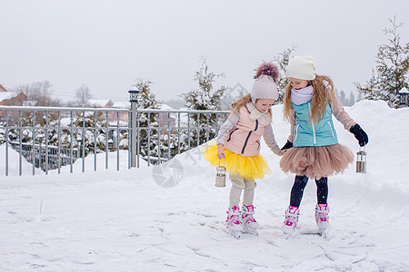 冬季雪日 适女女孩在寒冷的冰场露天溜冰幸福孩子套装学习婴儿数字衣服童年女儿微笑图片