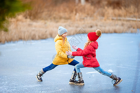 冬季雪日 适女女孩在寒冷的冰场露天溜冰婴儿速度孩子企鹅套装女儿运动衣服溜冰者溜冰场图片