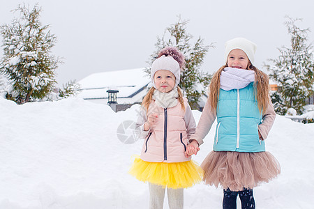 冬季雪日 适女女孩在寒冷的冰场露天溜冰幸福微笑企鹅学习喜悦女性速度婴儿运动溜冰者图片