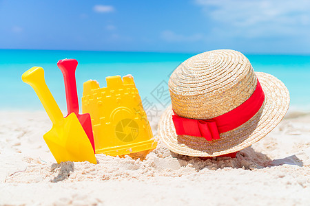 白沙滩上的海滩小孩玩具旅行热带游戏支撑闲暇配件建筑旅游海岸线海岸图片