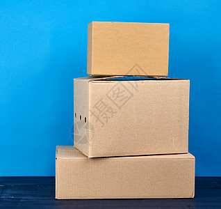 蓝色木制 t上棕色Kraft纸的纸箱纸纸盒包装仓库邮件空白店铺正方形贮存回收商业图片