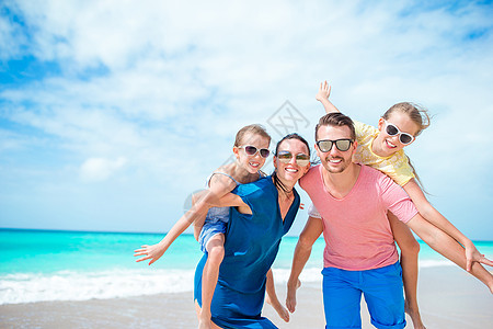 家庭快乐 孩子在海滩散步海岸爸爸热带喜悦女儿假期情调享受异国跑步图片