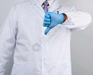 穿着白大衣的医生用按钮显示一种不喜欢的手势w失败护士手臂科学男性实验室药品病人情感医师图片