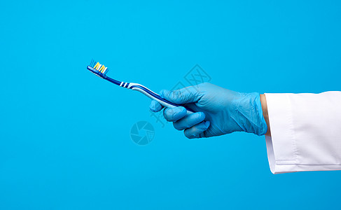 医生治疗师穿着白色长袍制服和蓝色衣服药剂师牙科工具牙医卫生塑料女性展示橡皮保健图片