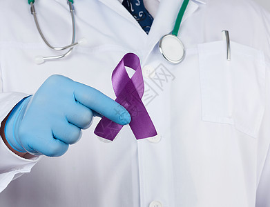 穿白大衣和领带的男医生站着 拿着紫色西装外套男人医疗男性环形手套职业疾病诊所从业者图片