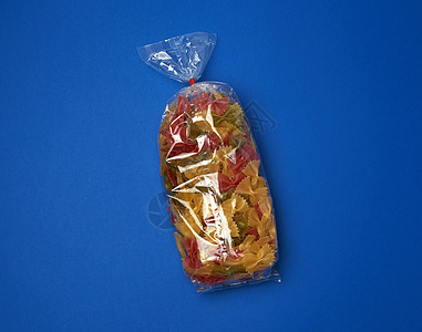 以o为单位的含有原始多彩意面的透明纤维素袋糖类包装玻璃纸食物乡村营养午餐烹饪小麦桌子图片