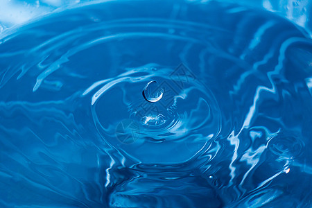 蓝色表面的水滴 水波纹背景 喷发f宏观涟漪波浪水池飞溅气泡雨滴环境反射海洋图片
