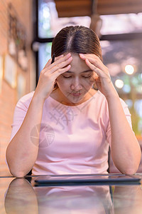 失业和心理健康问题 电晕病毒在亚洲造成失业 在网站上寻找新工作的泰国女商务人士 创伤后应激障碍 PTSD危机头痛商业创伤女士乐趣图片