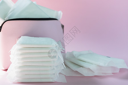 粉红色背景的女性卫生巾纸棉布日历洗手间产品餐巾手提包软垫女孩妇科月经图片