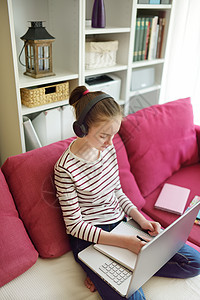 青春期前的女学生在家里用笔记本电脑做作业 孩子使用小工具学习 儿童在线教育和远程学习 隔离期间在家上学小学生班级互联网瞳孔写作童图片