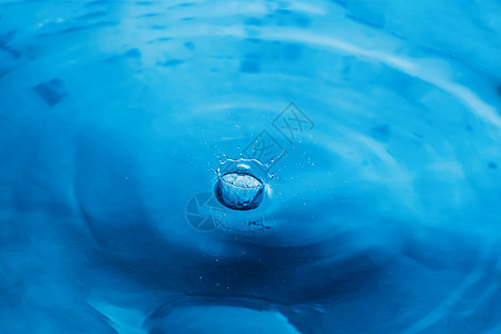 蓝色表面的水滴 水波纹背景 喷发f环境波浪反射海洋液体雨滴水池圆圈温泉运动图片