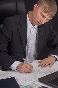 商务人士签署合同 经理提出报告和说明 a 企业经理阅读工人签名男人签约同事企业家生意人员工分析师图片