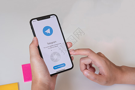 2019年7月27日 持有iPhone X的女子手细胞短信网络女士手指技术信使消息社论屏幕图片