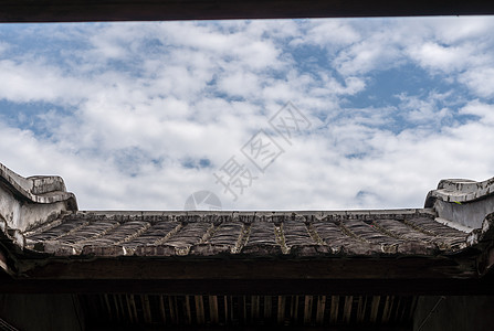 蓝色天空在世界遗产地Tulou高楼顶上高清图片