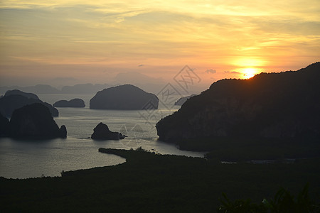 日出时的美景 在山风中地平线海岸日落反射森林旅游天空帐篷假期环境图片