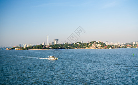 在Xiamen的天线上现代建筑 在Gulangyu岛前方摩天大楼建筑学地标景观海岸线城市晴天港口蓝色商业图片